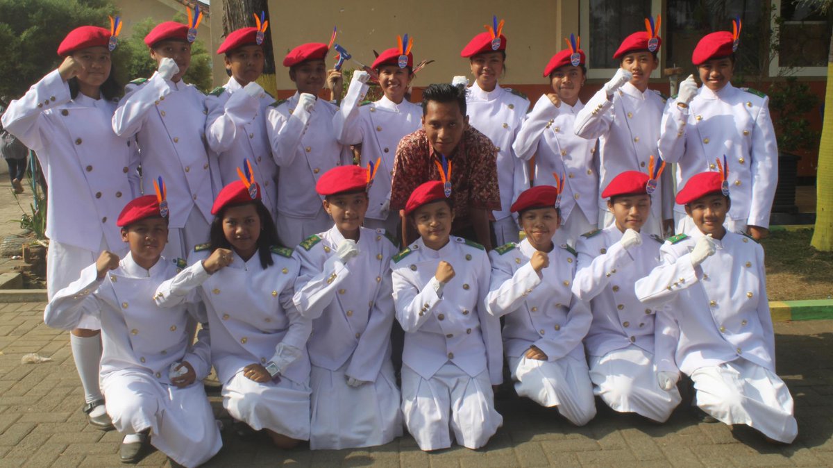 PSmetarigala's tweet photo. Putri Nusantara bersama Kak Johan Aji Saseno setelah melaksanakan Upacara Hari Pahlawan di SMPN 3 Lawang http://t.co/3tQuY7YC6C