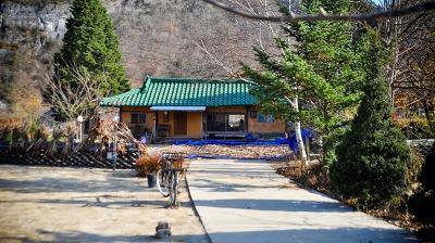 goodchani's tweet photo. 지난주 찾아갔던 삼시세끼 촬영장 마당에 깔린게 뭔가 했는데 오늘 방송보고 알았다..ㅋㅋ 수수지옥 노예의 덫이였네.. http://t.co/74DAiCextw