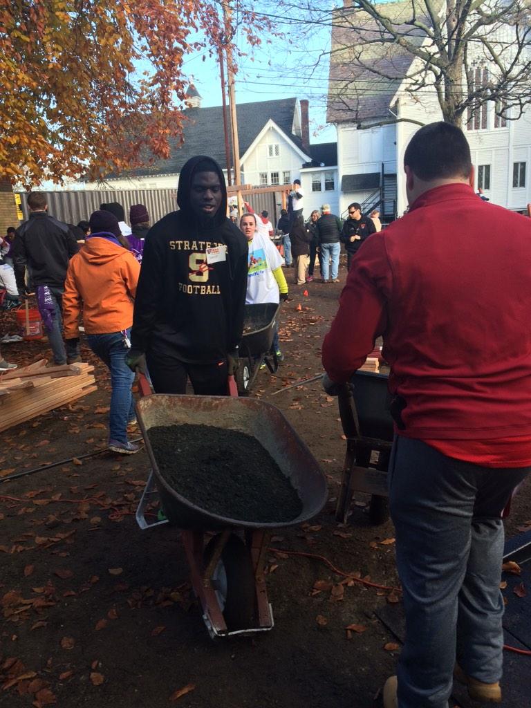 SterlingHouseCC's tweet photo. @Stratford_High #playmatters #metlifecares #bfgcares http://t.co/MEKo2ina81