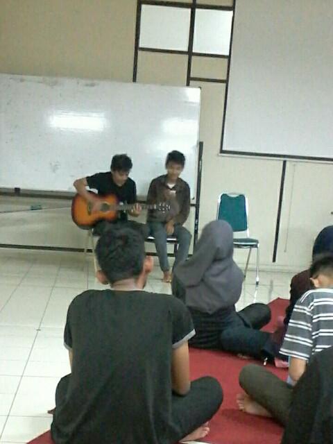 naililtwit's tweet photo. Ada penampilan dari tdb jg, aseek!! #campfire @kemafarunpad http://t.co/KgMIISi2dC