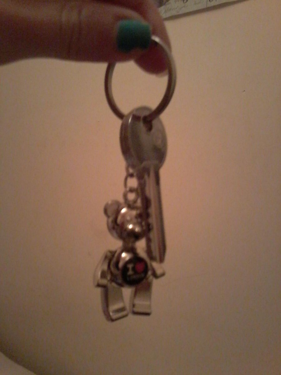 AnaMelGal's tweet photo. Yo solo digo q estas son las llaves de mi pisito en #Londre 
Cuando menos los esperas las cosas salen como esperabas! http://t.co/ruJMD5WOQF