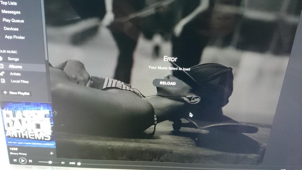 Minniville's tweet photo. @SpotifyCares this is what I'm getting on all devices and computer's http://t.co/LE8nWHAvCy