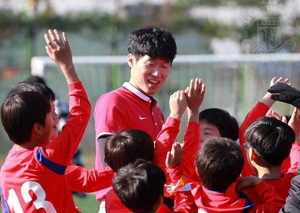 ManUtd's tweet photo. #mufc ambassador Ji-sung Park joined underprivileged students today in South Korea for a special football clinic. http://t.co/iiQ7YRu1f8