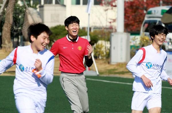 ManUtd's tweet photo. #mufc ambassador Ji-sung Park joined underprivileged students today in South Korea for a special football clinic. http://t.co/iiQ7YRu1f8