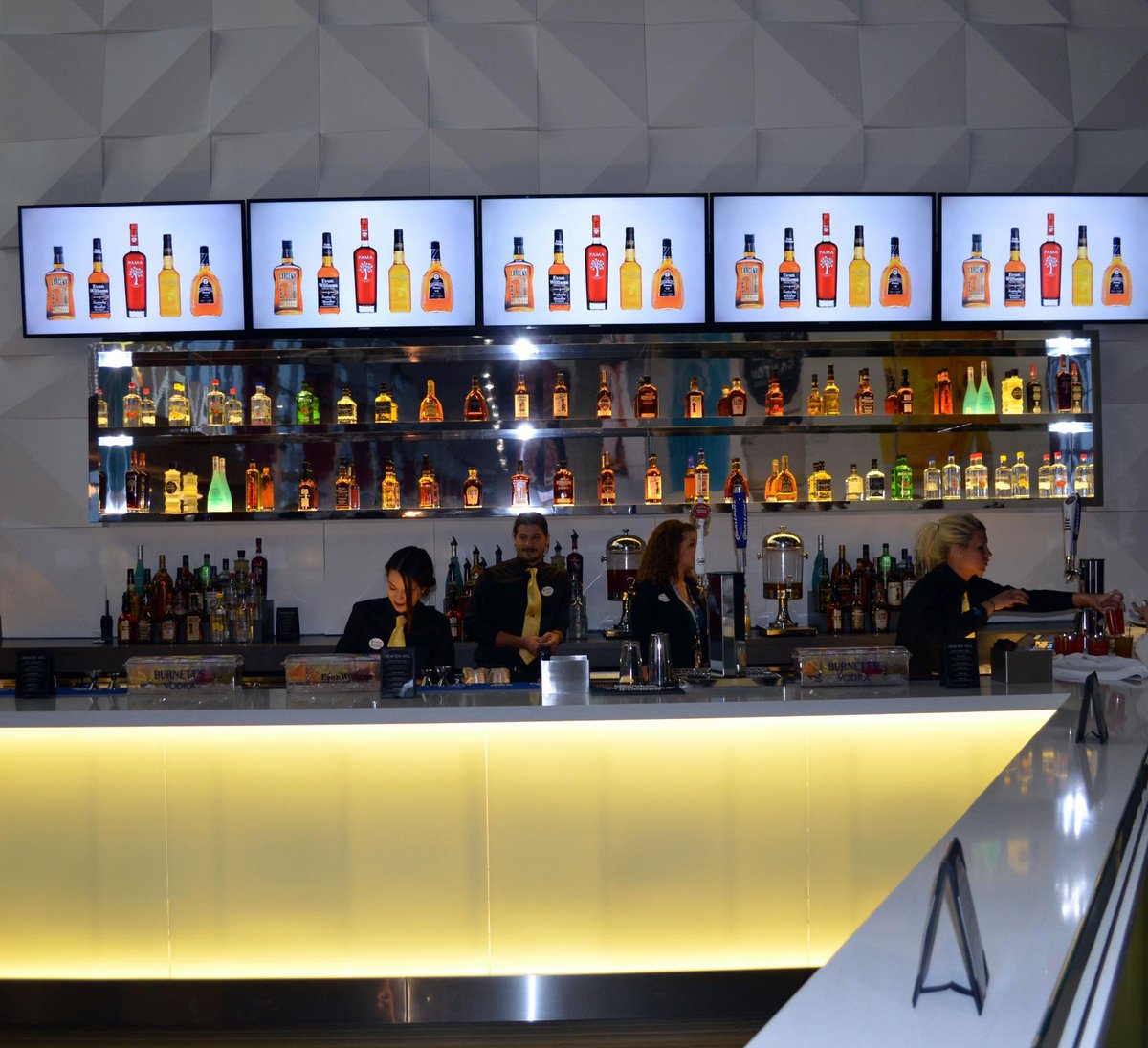 CalhounConstruc's tweet photo. Calhoun Construction completes the Heaven Hill Bar @ KFC YUM Center! http://t.co/6O4B0wsD41