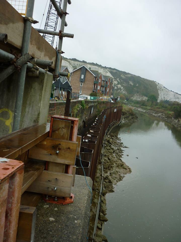 WCEC_'s tweet photo. New steel sheet piles taking shape for the new river wall at #lewes http://t.co/pwp6NYflwx