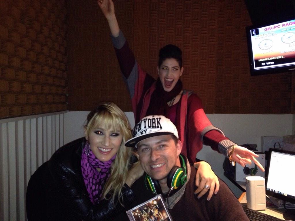 pacopadilla20's tweet photo. .@haashoficial ahora en @977_fm con @arturomacias977 presentando su #PrimeraFilaHechoRealidad http://t.co/TpIBwOzRfv