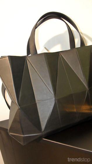 trendstop's tweet photo. #TrendBite: The #tesselated shopper #bag is the hottest new #trend for #SS15! Get the look: http://t.co/X8ISEbvbqL http://t.co/z0tZuHw3XQ