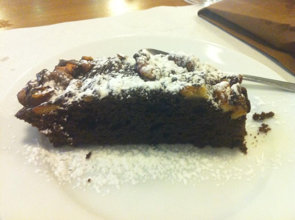 CristinaPenyaG's tweet photo. #brownie esponjos #chocolatemybestfriend #viscalaxocolata #superpostre at @LaRamonaBCN  enjoying a lot i dema bici... http://t.co/UHw8aD0sDl