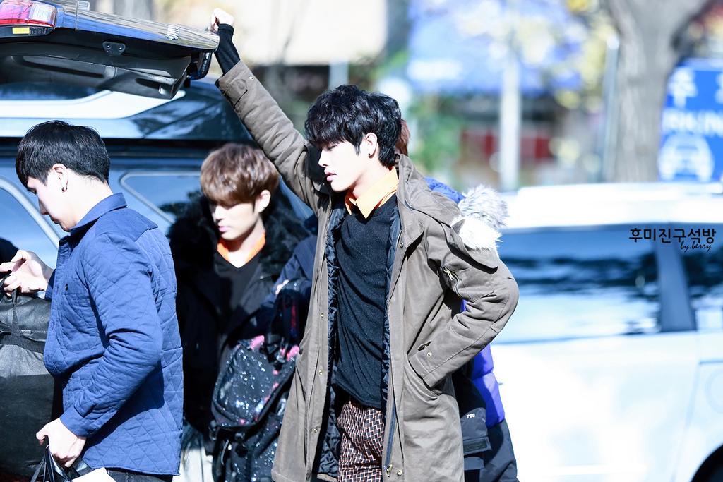 berrybreezze's tweet photo. 141114 뮤직뱅크 #테라다타쿠야 미리보기
그저 트렁크 문을 잡고 조는데 모델 포즈잼 http://t.co/l8QU7Uu71w