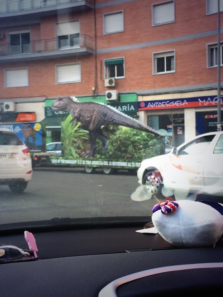 Isa_MMolina's tweet photo. Aaaaaaaa🙀🙀🙀🙀 en Murcia nos invaden los dinosaurios 😱😱😱😱 @adrianespin2010 http://t.co/acu9wzLSSD