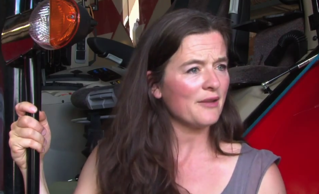 [VIDEO] Une Néerlandaise parcourt le monde en tracteur u.afp.com/unn #AFP