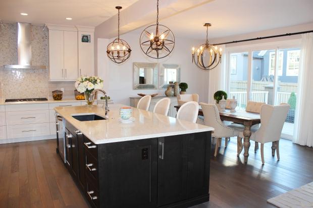 CalHeraldHomes's tweet photo. Cascade show home showers owner with luxurious estate living. See more in our gallery: http://t.co/5kkYgyUeOs #yyc http://t.co/RbYmJbLMua