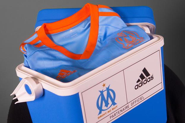 foot365's tweet photo. Le nouveau maillot collector de @OM_Officiel présenté dans...une glacière! #allinOM >> http://t.co/3yneQWnROj http://t.co/3TOZE6mMyC
