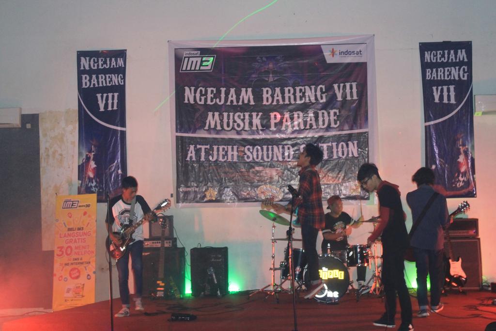 Nah ini kita loncat bareng @PutraGelek <a href="/Ryantrinugroho/">Ryan Tri Nugraha</a> <a href="/oolriski1/">Ool riski</a> <a href="/pimenoor/">Firman Noor Ibrahim</a> <a href="/jainakriphonna/">B R A Y</a> di acar ngejambareng \p/