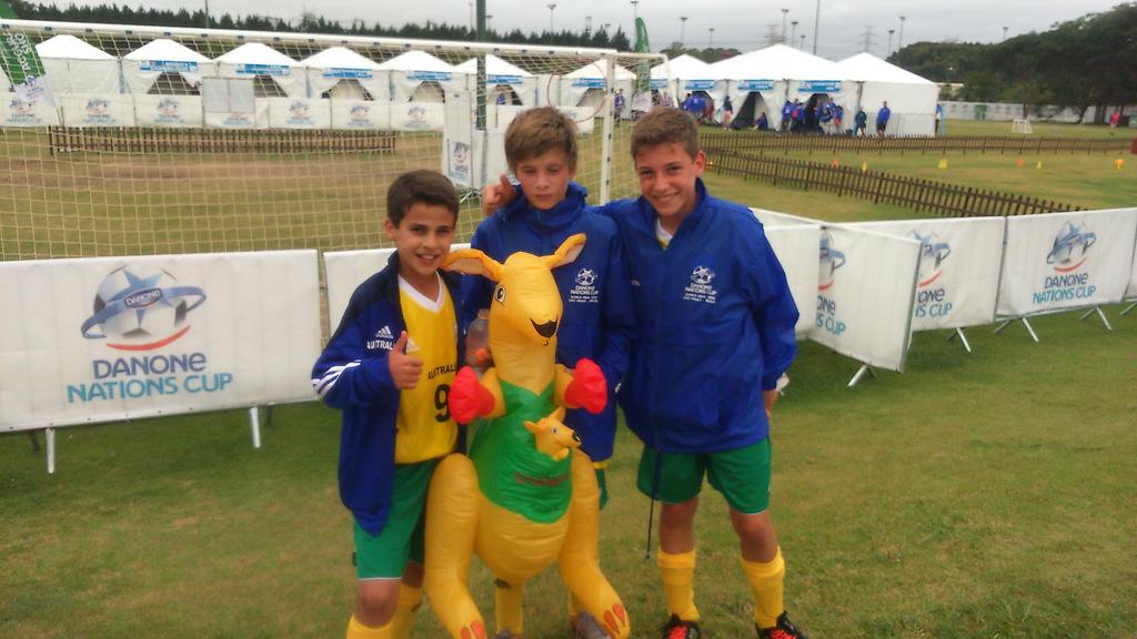 aguileradavid's tweet image. Los australianos dando color a la @danonenationcup. El canguro les acompaña en todos los partidos #DNC2014