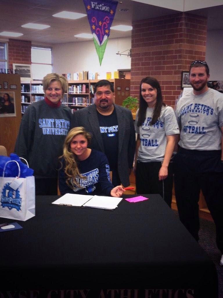 RCHSLADYDOGSB's tweet image. Congratulations to Noea on signing her NLI to St. Peters University. @kworthy11 @RoyseCityHS #FAIP