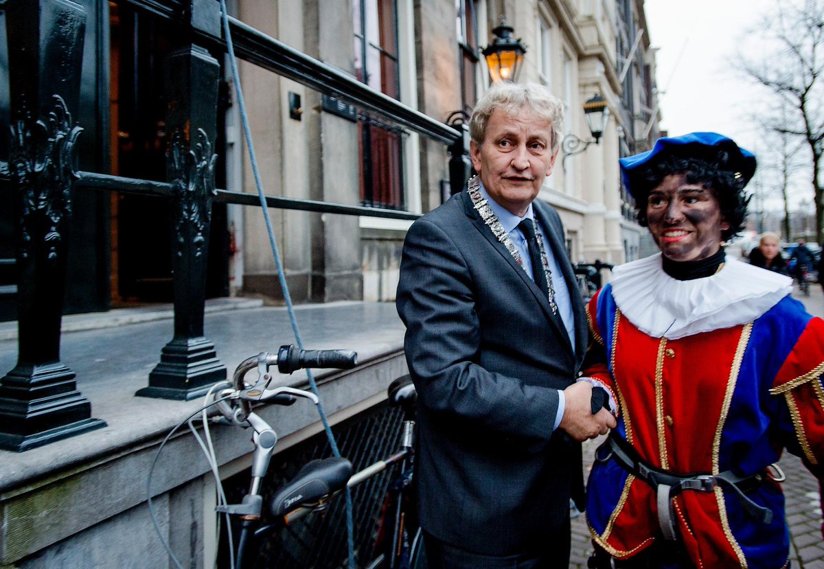 SintNicolaas's tweet photo. Wat een slecht geschminckte Piet, die kent ook geen enkele schaamte, het zal wel een stagiair zijn. https://t.co/iSqGcOHtBs