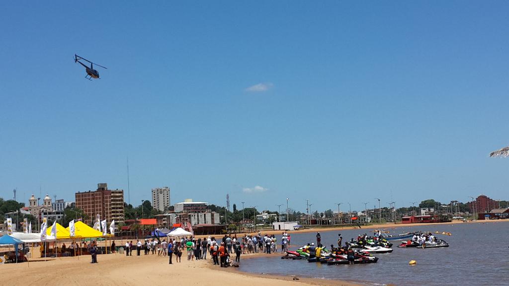 Senatur_Py's tweet photo. Largada oficial del #JetSeries #Paraguay en la ciudad de Encarnación, con la presencia de pilotos de Europa. http://t.co/geJ1KRRrNQ