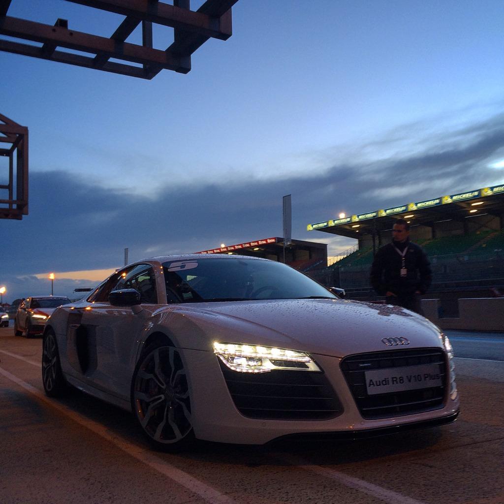 AudiFrance's tweet photo. Notre gagnant #Audi #dareTT @DANTE20007 s’apprête à prendre le volant de l’Audi R8 V10 Plus sur le circuit Bugatti. http://t.co/XY17YLc7Sj