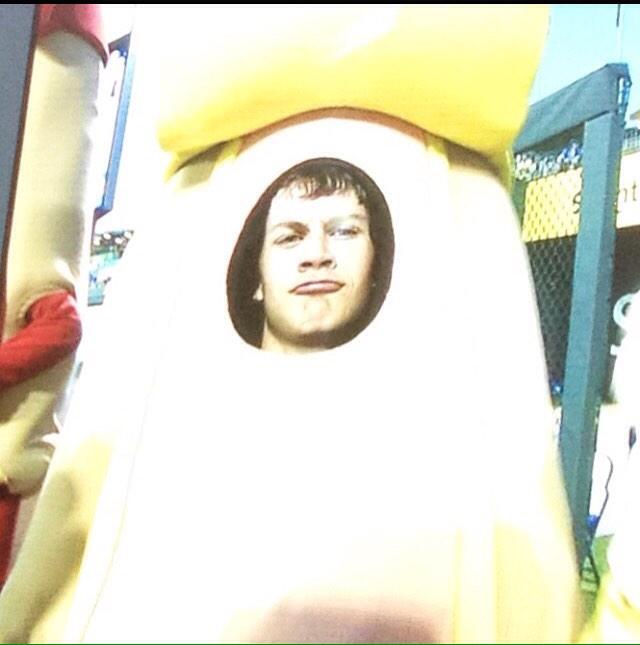 bheiney_15's tweet image. Happy b-day to the only person I know who can rock the hotdog suite. 😎  #missyafool