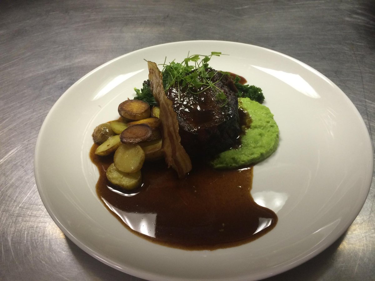 FannyTrollopes's tweet photo. New dish on menu: 9 hour slow braised feather blade of beef, pea puree, crispy pancetta, saute potatoes and jus http://t.co/cQEJof4Uut