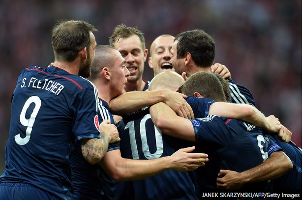 Daily_Record's tweet photo. Follow our live blog for tonight's Scotland vs. Ireland game: http://t.co/41xycvQfWw Tweet us with #DRSCOvIRE http://t.co/fdLdVixSld