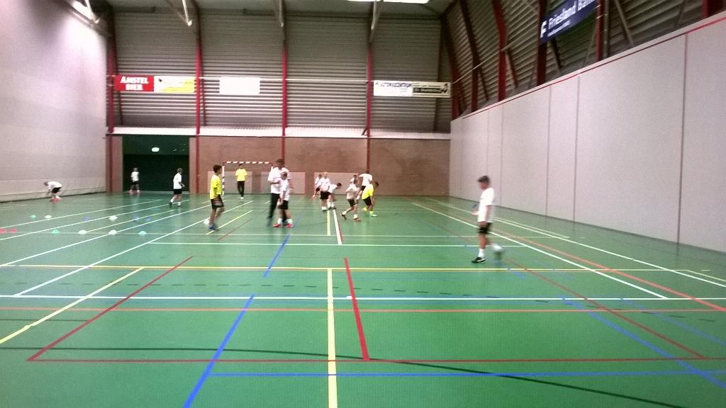 RutmerM's tweet photo. De toekomst van het #kaatsen alweer druk in training voor het nieuwe seizoen.#stichtingscore#muurkaatsen http://t.co/O41DlHS8QT