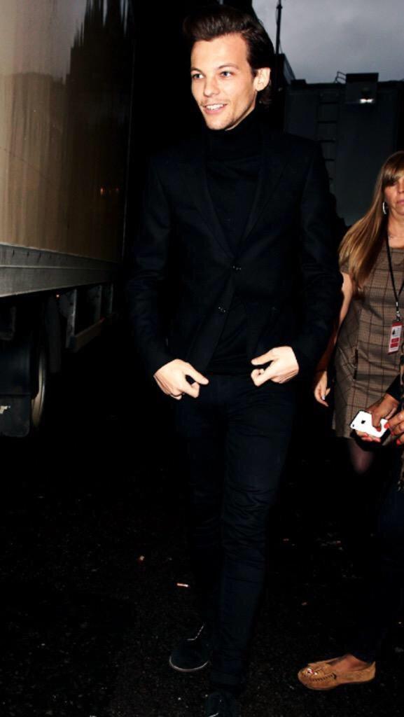tomlinstummy's tweet photo. 1 jour sépare ces deux photos http://t.co/OgtcfexsMn