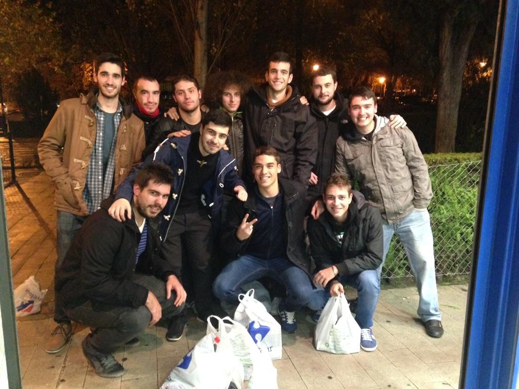 PalmerasSad's tweet photo. Todo suma @EmilianoInsua #CenaDeEquipo #Dominos #VamosChavales #Jabatas http://t.co/SY9L01MbGE