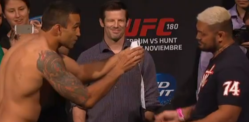 .<a href="/FabricioWerdum/">Fabricio Werdum</a> vai pra encarada oferecendo oxigênio para a altitude no México #UFCnoCombate