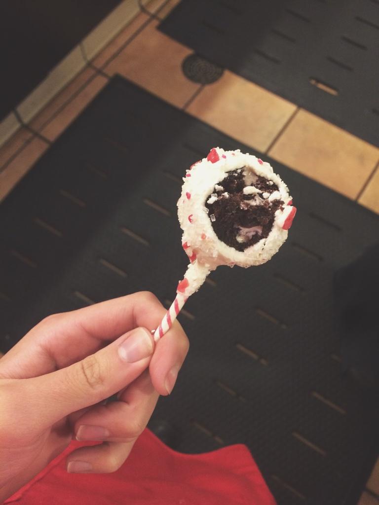 hellotaytayy's tweet photo. Mmmmmmm the little things โค๏ธ๐ #peppermintcakepop #chocolate #starbucks http://t.co/WtC0sOxQDs