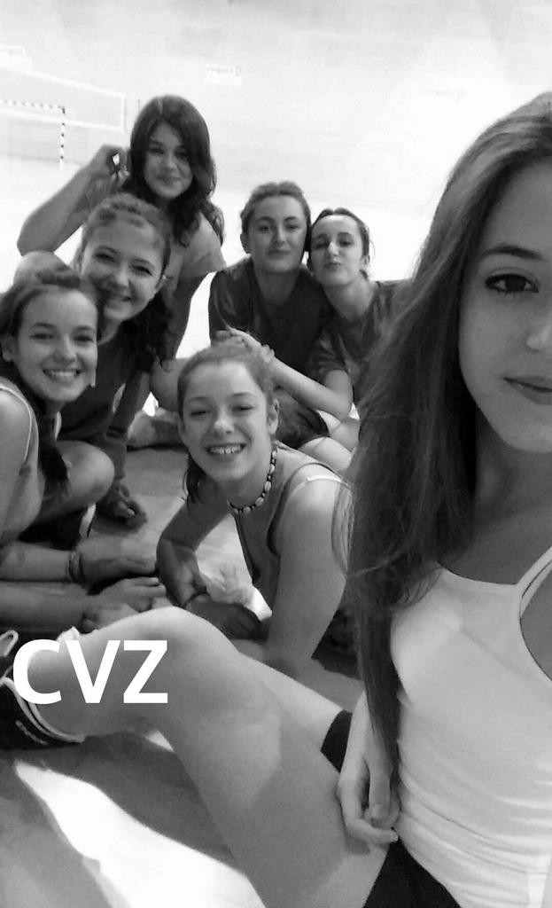 CVZCadetesA's tweet photo. Hoy en el último entrenamiento antes del partido de mañana contra #CVZCadetesB en el S.XXI a las 13:00. #GoRositas 👏 http://t.co/S6kOkenKJw