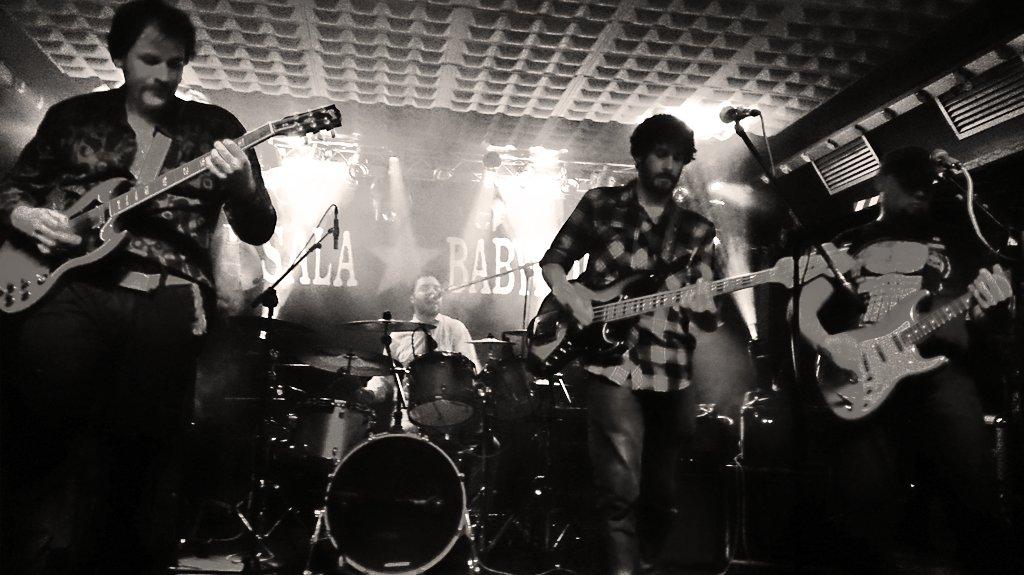 CampusCuenca's tweet photo. En directo @Tdirtybluesband, rock conquense con voz a la batería! Gran FinalMaquetas en @SalaBabylon1 http://t.co/Cvd5O38l8u