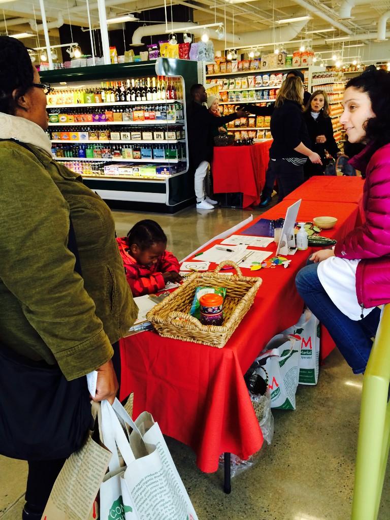 MOMsOrganicMrkt's tweet image. Special artist at the Kids Table today! #openingDC