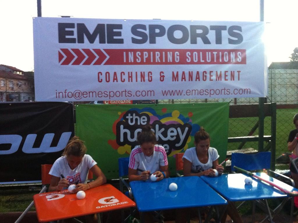 emesportsarg's tweet photo. @delfinamerino @sofimaccari y @martucava firmando autografos!! http://t.co/e2dZoN1Mb9