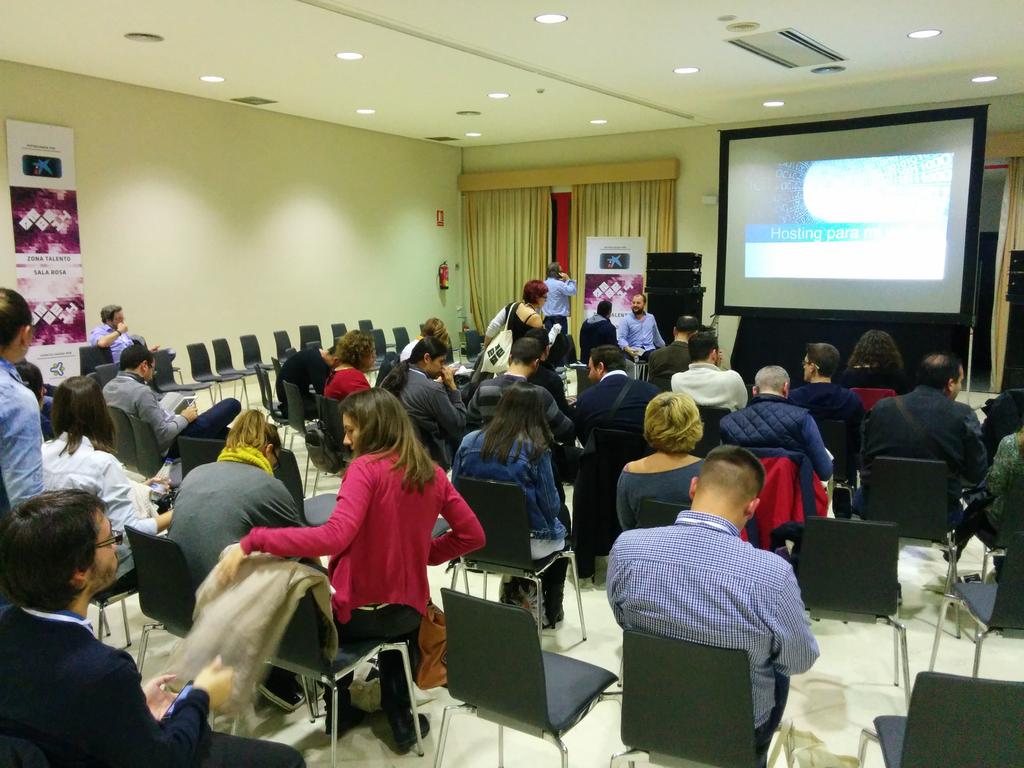 NuxitES's tweet photo. A punto de empezar nuestro compañero Carmelo con consejos para elegir hosting en la sala #rosaebe. Estamos en #ebw14 http://t.co/5kMAwfB4eF