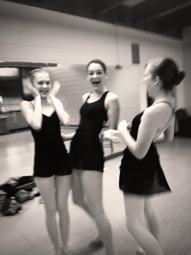 elizalund22's tweet photo. When you realize you'll see each other tonight. #flybyfly @sarah_cain1 @Libby_Bonn http://t.co/whcGUNlrWY