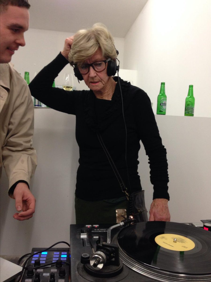 NclsVeul's tweet photo. Mijn oma, de dj. Somersville's 'why tell me why' in de remix op een galerie-opening van neef Bob. #Dj83 #sexyoma http://t.co/yHFQT0Ew3o
