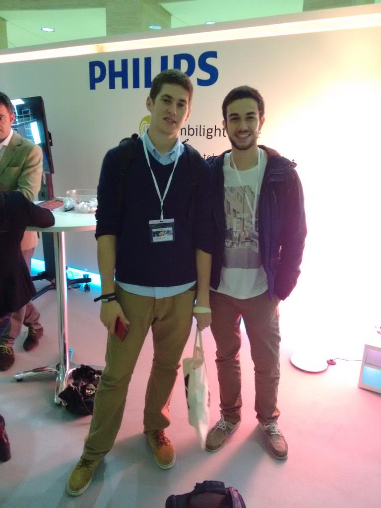HoracioEPM's tweet photo. En el stand de @PhilipsLightES #dondeestahue #EBE14 #RT http://t.co/8aGhgYxmU5