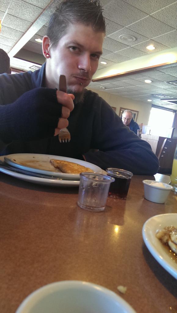emily_jo21's tweet photo. #HeLooksSoMad #MyHandsomeSquirrel #PuffyCheeks #StuffingHisFace @mike_rother @SAndrew_EMB @tinycrystalball http://t.co/KMTKRmOfID