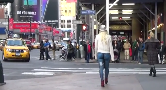 lavozdegalicia's tweet photo. Cómo ir por las calles de Nueva York sin pantalones y que nadie se dé cuenta (vídeo) http://t.co/SNrBx4Et4f http://t.co/YRFYTcyUCN