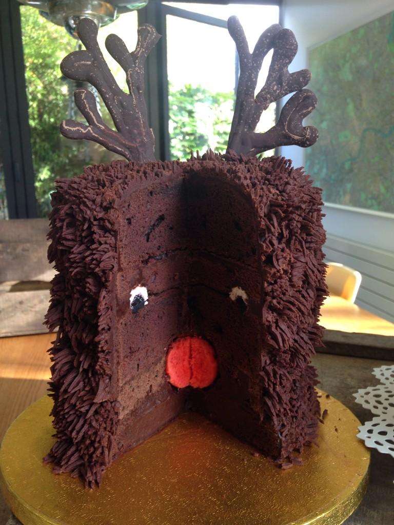 EmmaPageCakes's tweet photo. @AOatHome howdy do you want a how to on this cake? http://t.co/RScsxb6WtN