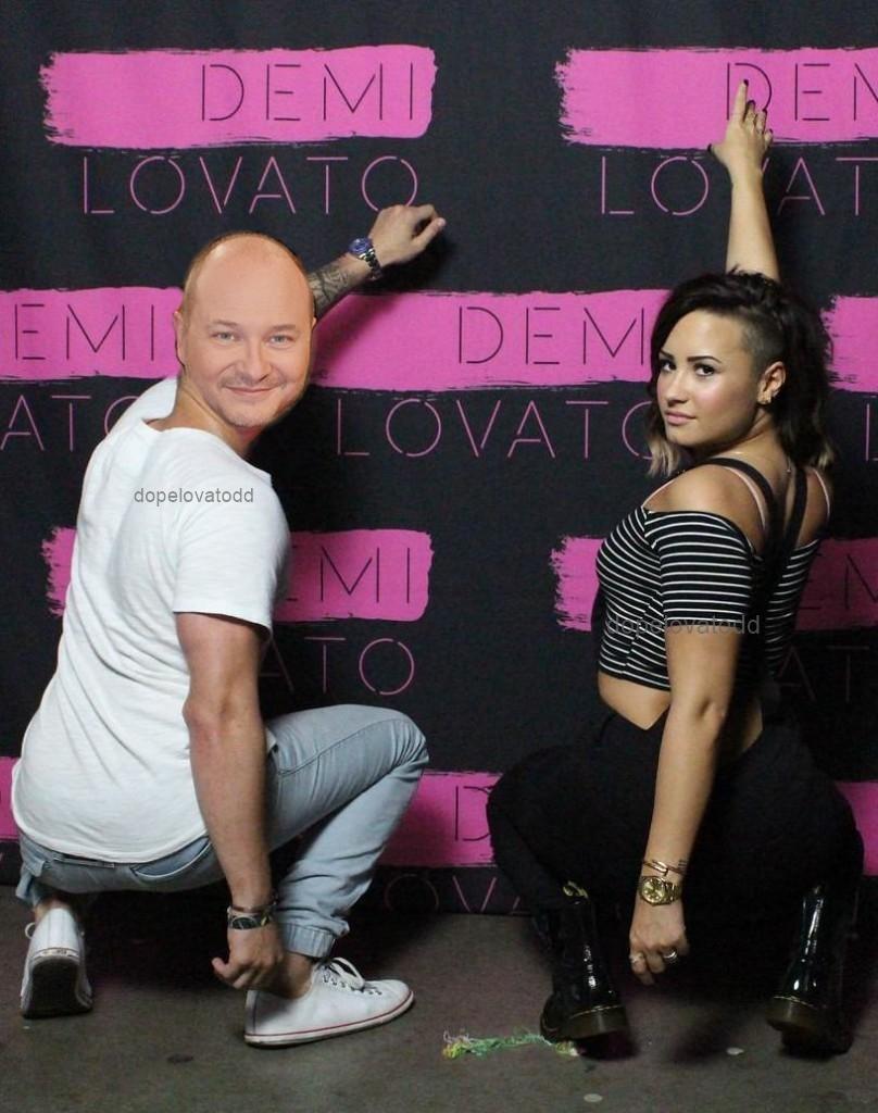 mvrionlvq's tweet photo. Cauet choisis moi!!! regarde je fais la promo de ton album!!!! @cauetofficiel @ddlovato #DemiCauetDemiLovato http://t.co/jtFJ9pOvTi
