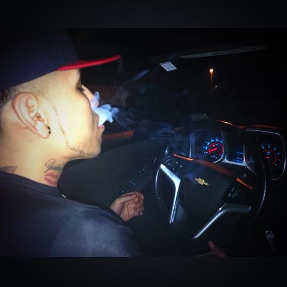 Thareaaalest's tweet photo. Mi vida no va cambiar Saco mi coche por el dia Y a todos le caigo mal Pues siempre ando con la mia 🔫🚬😈 http://t.co/oOuY6Zwun6