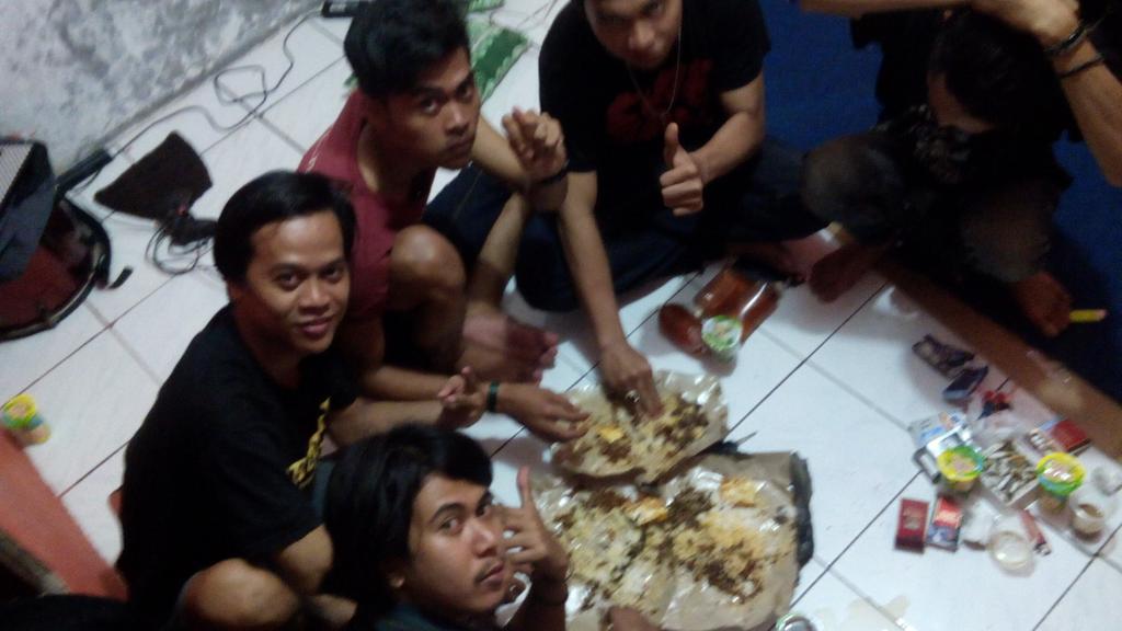 SmellsStudio's tweet photo. Suasana malam di smells studio w/@RoniUtero dkk http://t.co/QCep0Qlc3f