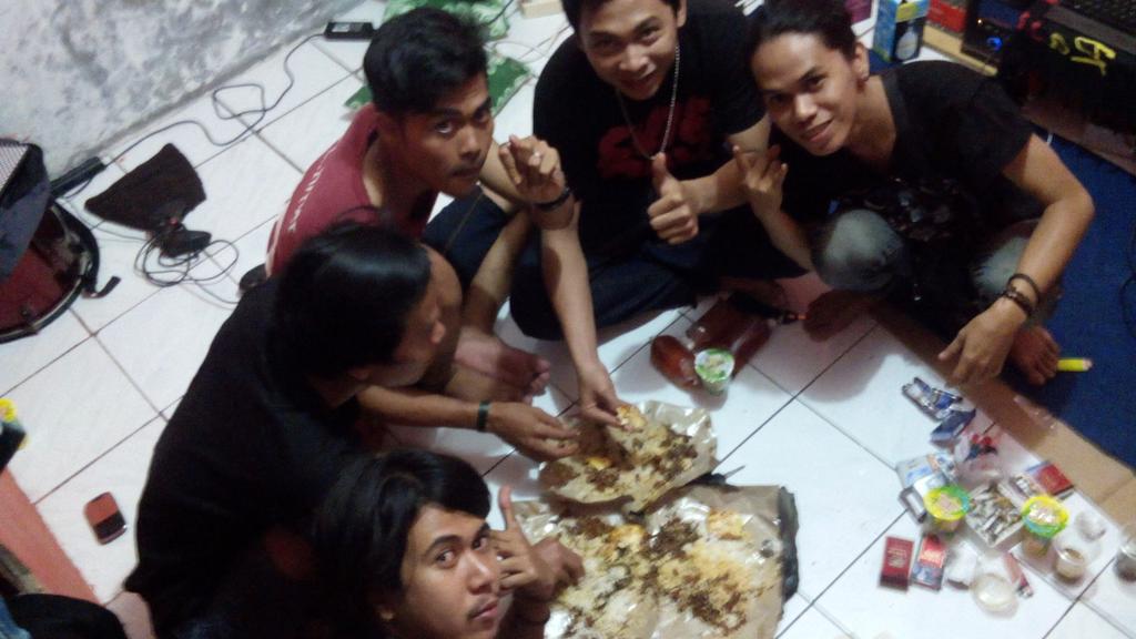 Suasana malam di smells studio w/<a href="/RoniUtero/">Si.Protagonis</a> dkk