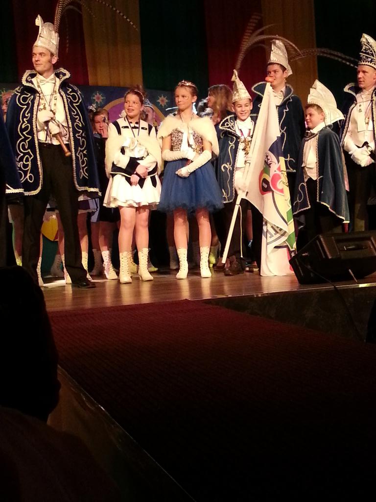 We hebben zojuist op de zitting van de grote carnaval de officiële 5×11 vlag aangereikt gekregen van prins Ruben!