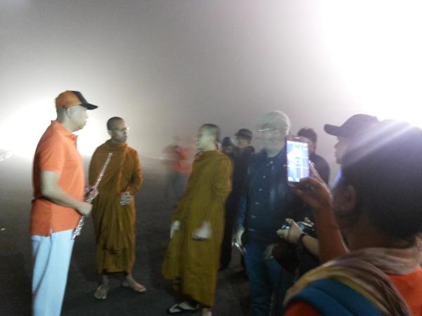 jogjamedia's tweet photo. 00.01 | Prosesi Pradaksina di Candi @BorobudurPark tanda dimulainya Acara Pemecahan Rekor oleh Hary Wisnu http://t.co/vfDjiDiPT5