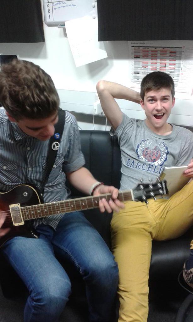 XFireOfficial's tweet image. Chillin' in the studio with @RoHowa!